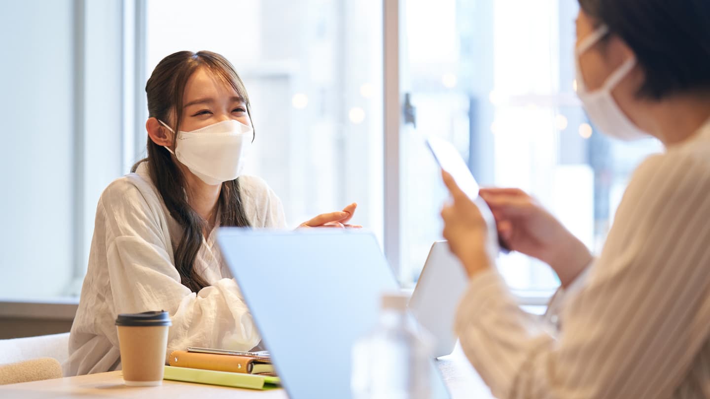 打ち合わせ中の美容師